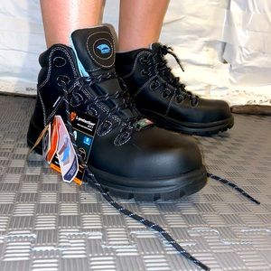 Avenger women’s work boots